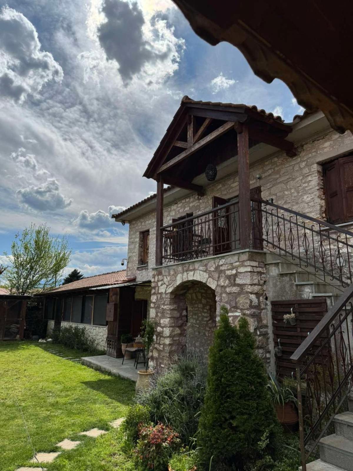 Theopetra Home Bagian luar foto